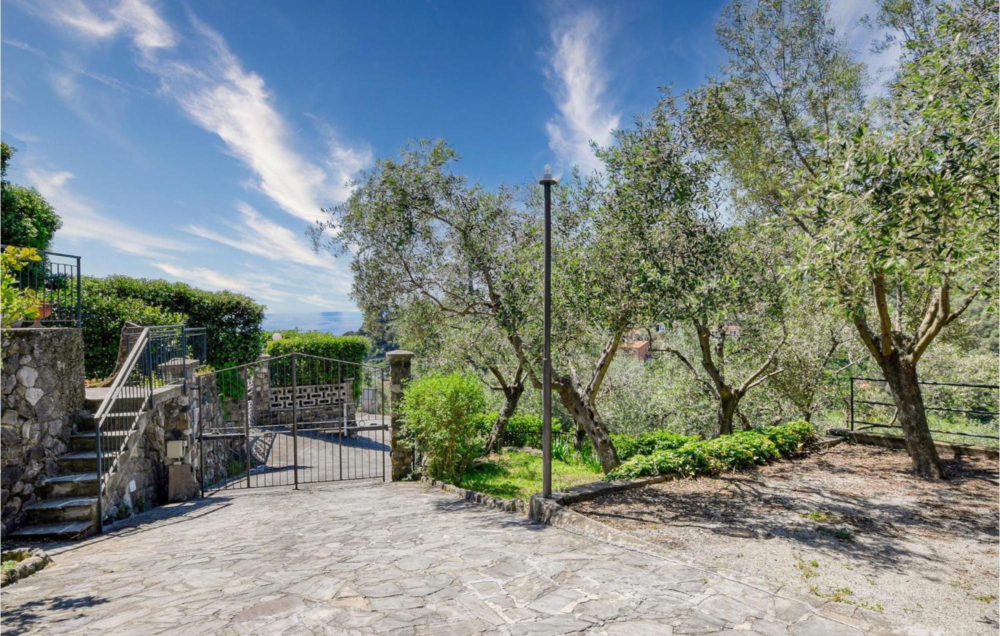 2 Bedroom Stunning Apartment In Moneglia Extérieur photo